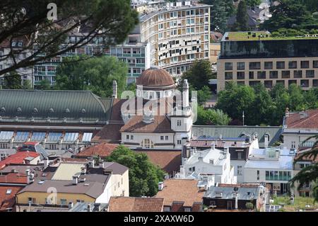 Meran, Südtirol, Italien 07. Juin 2024 : hier die Kurstadt Meran, Merano, Meraner Land, Burggrafenamt, der Blick auf das Kurhaus, Blick von oben, wandern, spazieren, Tourismus, hotspot, Urlaubsdomizil *** Merano, Tyrol du Sud, Italie 07 juin 2024 ici la ville thermale de Merano, Merano, Meraner Land, Burggrafenamt, la vue sur le Kurhaus, vue d'en haut, randonnée, marche, tourisme, hotspot, destination de vacances Banque D'Images