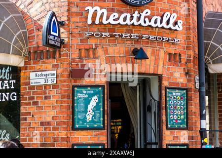 Entrée au restaurant « boulettes de viande pour le peuple » à Södermalm. Les fondateurs en avaient marre du fait que le monde entier, y compris les Suédois, mangeait des boulettes de viande au goût fade et au congélateur. Le classique suédois Köttbollar est célébré ici. Les boulettes de viande sont faites de porc, de bœuf, d'agneau ou de gibier et servies avec de la purée de pommes de terre et des airelles. Visite gastronomique à travers Stockholm. Kocksgatan, Stockholm, Suède Banque D'Images