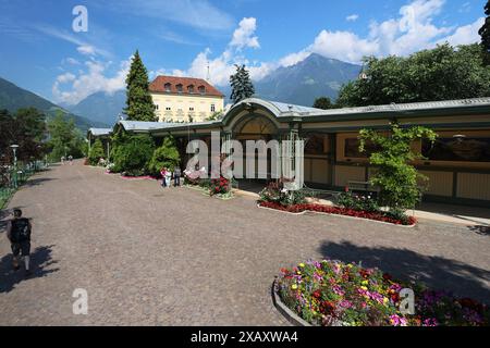 Meran, Südtirol, Italien 07. Juni 2024 : hier die Kurstadt Meran, Merano, Meraner Land, Burggrafenamt, der Blick von der Winterpromenade auf die Wandelhalle, wandern, spazieren, Tourismus, Hotspot, Urlaubsdomizil *** Merano, Tyrol du Sud, Italie 07 juin 2024 ici la ville thermale de Merano, Merano, Meraner Land, Burggrafenamt, la vue de la promenade d'hiver à la Wandelhalle, randonnée, marche, tourisme, hotspot, destination de vacances Banque D'Images