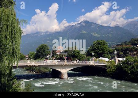 Meran, Südtirol, Italien 07. Juin 2024 : hier die Kurstadt Meran, Merano, Meraner Land, Burggrafenamt, der Blick auf den Fluss passer, die Postbrücke, dem Kurhaus und der Texelgruppe im Hintergrund, wandern, spazieren, Tourismus, Hotspot, Urlaubsdomizil *** Merano, Tyrol du Sud, Italie 07 juin 2024 ici la ville thermale de Merano, Merano, Meraner Land, Burggrafenamt, la vue sur le passer, le Postbrücke, le Kurhaus et le Groupe Texel en arrière-plan, randonnée, marche, tourisme, hotspot, destination de vacances Banque D'Images