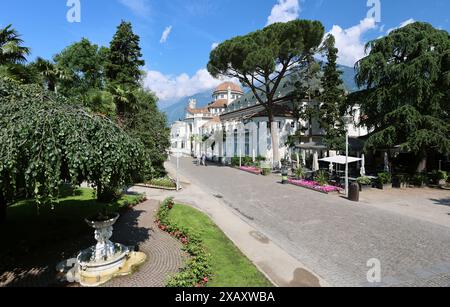 Meran, Südtirol, Italien 07. Juni 2024 : hier die Kurstadt Meran, Merano, Meraner Land, Burggrafenamt, der Blick von der Kurpromenade auf das Kurhaus, wandern, spazieren, Tourismus, Hotspot, Urlaubsdomizil *** Merano, Tyrol du Sud, Italie 07 juin 2024 ici la ville thermale de Merano, Merano, Meraner Land, Burggrafenamt, la vue de la promenade thermale au Kurhaus, randonnée, marche, tourisme, hotspot, destination de vacances Banque D'Images