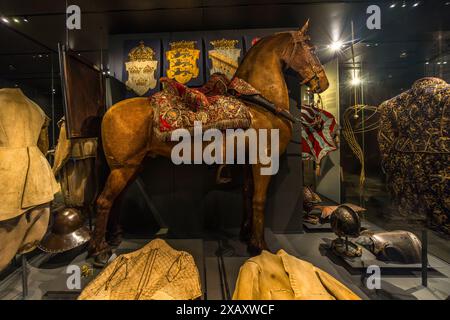 Le Royal Armoury (Livrustkammaren) Musée royal avec 500 ans d'armement et d'armures, ainsi que de somptueuses voitures royales et des expositions de mode. Skeppsbron, Stockholm, Suède Banque D'Images