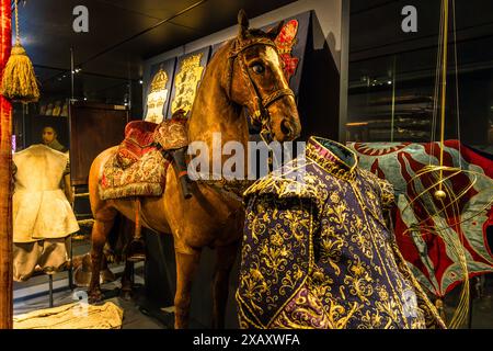 Le Royal Armoury (Livrustkammaren) Musée royal avec 500 ans d'armement et d'armures, ainsi que de somptueuses voitures royales et des expositions de mode. Skeppsbron, Stockholm, Suède Banque D'Images