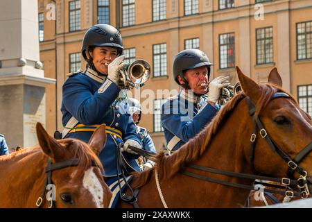 Deux cavaliers de la cavalerie royale à cheval. Tous les jours, à l'heure du déjeuner, la relève de la garde a lieu au Palais Royal de Stockholm. Cérémonie des gardes royaux au Palais Royal de Stockholm. Relève de la garde devant le Palais Royal suédois à Stockholm avec accompagnement musical de la bande montée. Yttre borggården, Stockholm, Suède Banque D'Images