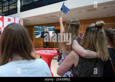 Berlin, Deutschland 09. Juni 2024 : Europawahlabend der SPD im Willy-Brandt-Haus - 09.06.2024 Im Bild : Ein Kind winkt mit der Europaflagge während Kevin Kühnert, Generalsekretär der SPD im Fernsehen spricht. *** Berlin, Allemagne 09 juin 2024 la soirée des élections européennes du SPD à Willy Brandt House 09 06 2024 dans l'image Un enfant agite le drapeau européen tandis que Kevin Kühnert, Secrétaire général du SPD, parle à la télévision Copyright : xFotostandx/xReuhlx Banque D'Images