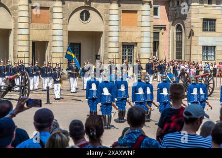 Scène de la relève de la garde à Kungliga Slottet. Cette attraction touristique populaire a lieu tous les jours sur la place du château en été. La bande marche généralement à pied, mais deux jours par semaine, elle marche aussi comme une bande de cavalerie. Cérémonie des gardes royaux au Palais Royal de Stockholm. Relève de la garde devant le Palais Royal suédois à Stockholm avec accompagnement musical de la bande montée. Yttre borggården, Stockholm, Suède Banque D'Images