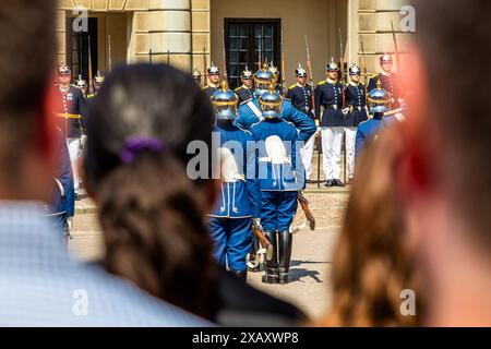 Scène de la relève de la garde à Kungliga Slottet. Cette attraction touristique populaire a lieu tous les jours sur la place du château en été. La bande marche généralement à pied, mais deux jours par semaine, elle marche aussi comme une bande de cavalerie. Cérémonie des gardes royaux au Palais Royal de Stockholm. Relève de la garde devant le Palais Royal suédois à Stockholm avec accompagnement musical de la bande montée. Yttre borggården, Stockholm, Suède Banque D'Images