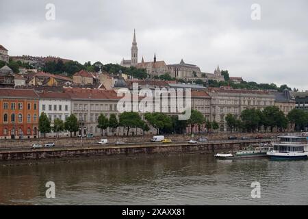 Vue de l'église St Matthias et du bastion des pêcheurs dans le quartier du château de Buda depuis le Danube, Budapest, Hongrie Banque D'Images