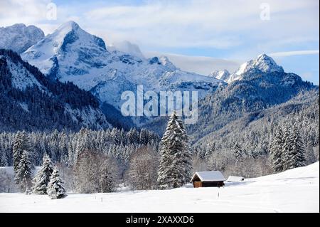 Winterlandschaft in Bayern Tief verschneite Almwiesen in der Nähe von Garmisch-Partenkirchen mit Blick auf das Wettersteingebirge Klais Bayern Deutsch Banque D'Images