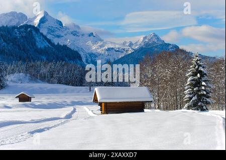 Winterlandschaft in Bayern Tief verschneite Almwiesen in der Nähe von Garmisch-Partenkirchen mit Blick auf das Wettersteingebirge Klais Bayern Deutsch Banque D'Images