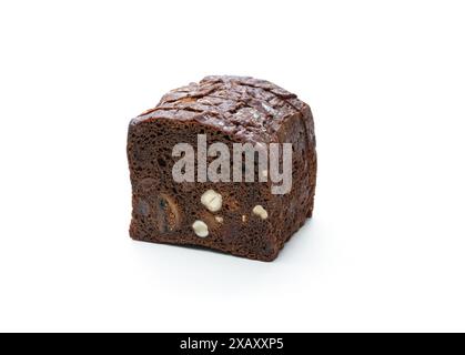 Pain de seigle doux avec noisettes et fruits secs isolé sur blanc Banque D'Images