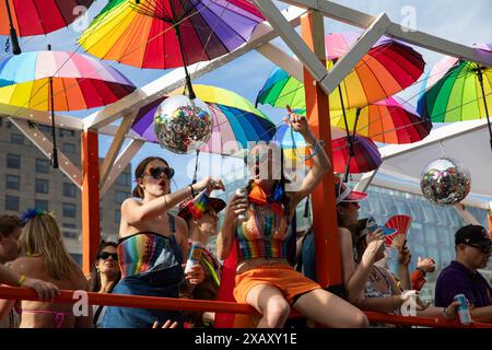 Washington DC, États-Unis. 08 juin 2024. Les partisans des droits LGBT et de l'égalité sont à l'honneur lors de la Pride Parade annuelle à Washington DC, le 8 juin 2024. Le thème de cette année est « totalement radical », et la célébration de la fierté comprend un défilé, un festival, des feux d'artifice, et plus encore. (Photo de Aashish Kiphayet/NurPhoto) crédit : NurPhoto SRL/Alamy Live News Banque D'Images