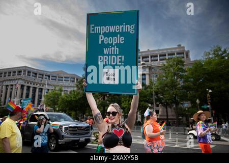 Washington DC, États-Unis. 08 juin 2024. Une personne pose pour une photographie lors des célébrations annuelles de la Pride Parade à Washington, DC. Les gens participent à la Capital Pride Parade 2024 à Washington, DC. (Photo par Aashish Kiphayet/NurPhoto) crédit : NurPhoto SRL/Alamy Live News Banque D'Images