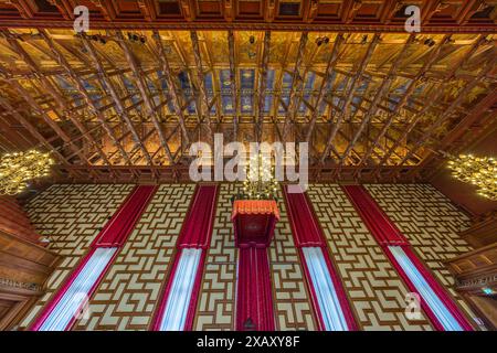 Salle du Conseil à Stadshuset Stockholm. La mairie, achevée en 1923, est le siège du gouvernement de la ville et du parlement de la ville. La salle avec ses nombreux meubles d'origine est utilisée pour les réunions hebdomadaires. La chambre compte 101 membres. Depuis les années 1970, la proportion de femmes est de 50 %. Hôtel de ville de Stockholm (Stockholms stadshus). Bureaux du gouvernement au bord de l'eau achevés en 1923 et fabriqués en brique rouge avec une tour au sommet de lanterne. Stadshusträdgården, Stockholm, Suède Banque D'Images