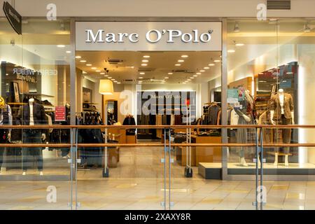 Entrée du magasin de luxe Marc O'Polo et vitrine avec signalisation de marque dans le centre commercial Banque D'Images