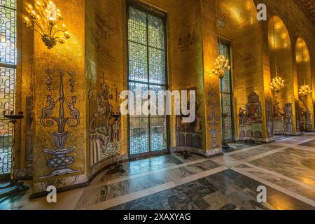 Le Golden Hall de l'hôtel de ville de Stockholm avec des millions de carreaux de mosaïque. L'artiste suédois Einar Forseth (1892 - 1988) était encore très jeune lorsqu'on lui a confié cette tâche gigantesque. Les motifs de la salle vont d'inspiration byzantine à ultra-moderne pour l'époque. Hôtel de ville de Stockholm (Stockholms stadshus). Bureaux du gouvernement au bord de l'eau achevés en 1923 et fabriqués en brique rouge avec une tour au sommet de lanterne. Stadshusträdgården, Stockholm, Suède Banque D'Images