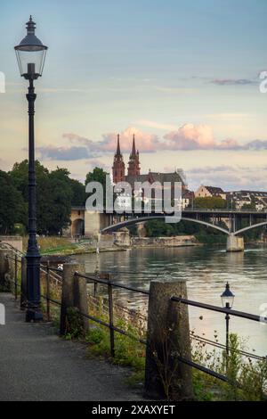 Suisse, Basel, Rhine, Morning, composé Alban-Rheinweg, lanterne, cathédrale, pont Wettstein, format portrait Banque D'Images