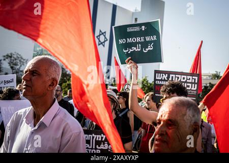 Tel Aviv, Israël. 08 juin 2024. Les manifestants tiennent des pancartes exprimant leur opinion lors d'une manifestation arabe israélienne commune. Des centaines de militants israéliens et arabes de la paix ont manifesté à tel Aviv pour appeler à mettre fin à la guerre à Gaza. (Photo par Eyal Warshavsky/SOPA images/SIPA USA) crédit : SIPA USA/Alamy Live News Banque D'Images