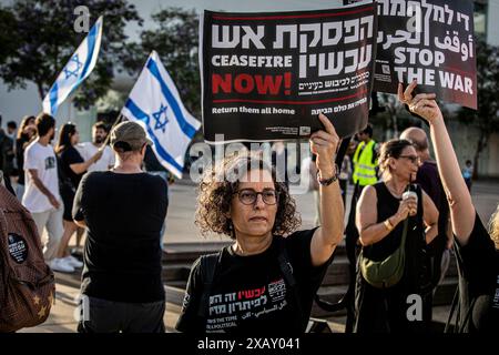 Tel Aviv, Israël. 08 juin 2024. Les manifestants tiennent des pancartes exprimant leur opinion lors d'une manifestation arabe israélienne commune. Des centaines de militants israéliens et arabes de la paix ont manifesté à tel Aviv pour appeler à mettre fin à la guerre à Gaza. (Photo par Eyal Warshavsky/SOPA images/SIPA USA) crédit : SIPA USA/Alamy Live News Banque D'Images