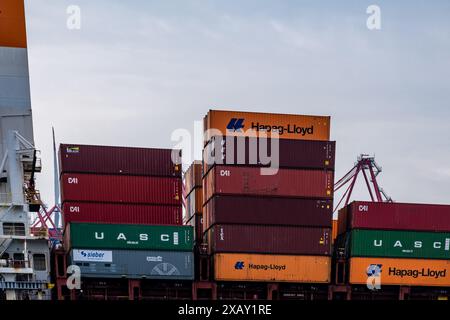 Hambourg, Allemagne - 05 25 2024 : gros plan de divers conteneurs sur un navire contre un ciel nuageux. Banque D'Images