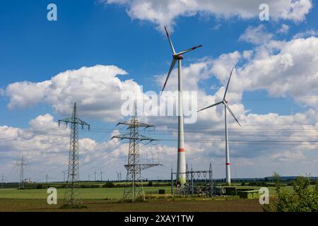 Windkraft in der Energiewende Windräder auf Feldern in Ostdeutschland, verbunden durch Stromleitungen und eine Umspannstation. Beitrag von Windkraft zur Energiewende und zum Energiemix. Teuchern Obernessa Sachsen-Anhalt Deutschland *** L'énergie éolienne dans la transition énergétique turbines éoliennes dans les champs de l'Allemagne de l'est, reliées par des lignes électriques et une station de transformation contribution de l'énergie éolienne à la transition énergétique et au mix énergétique Teuchern Obernessa Saxe Anhalt Allemagne 20240609-6V2A1820 Banque D'Images