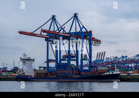 Hambourg, Allemagne - 05 25 2024 : le porte-conteneurs Elbrunner dans le port de Hambourg au terminal à conteneurs Burchardkai Banque D'Images