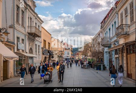 Bitola, Macédoine du Nord - 16 mars 2024 : vue en soirée sur Shirok Sokak, la rue piétonne animée du centre-ville. Banque D'Images