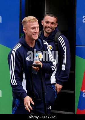 Les écossais Tommy Conway (à gauche) et John McGinn arrivent à leur hôtel de Garmisch-Partenkirchen, en Allemagne, au début de leur campagne UEFA Euro 2024. Date de la photo : dimanche 9 juin 2024. Banque D'Images