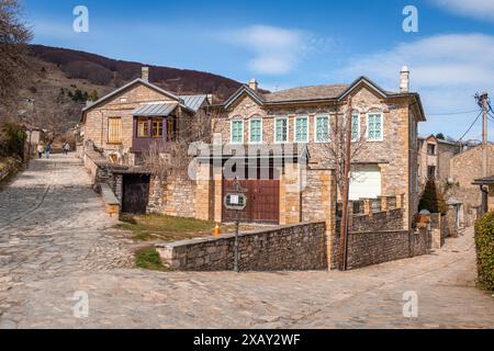 Nymfaio, Grèce - 8 mars 2024 : demeures traditionnelles au cœur du village montagneux, en Macédoine. Banque D'Images
