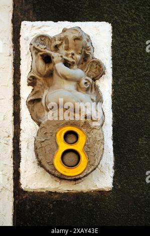 Numéro de maison avec relief d'ange, Heidelberg, Bade-Wuerttemberg, Allemagne Banque D'Images