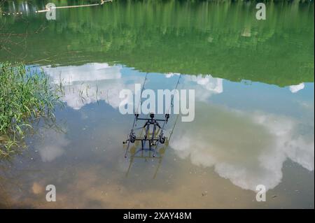 Porte-canne à pêche avec détecteur de mouvement automatique dans un réservoir, Bavière, Allemagne Banque D'Images