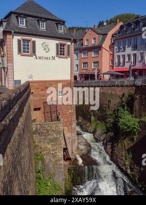 Quartier historique de la ville avec un musée, pont sur une petite cascade par temps ensoleillé, Saarburg, allemagne Banque D'Images