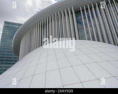 Façade de bâtiment blanche moderne avec des formes rondes et de grandes fenêtres en verre, Luxembourg, Luxembourg Banque D'Images