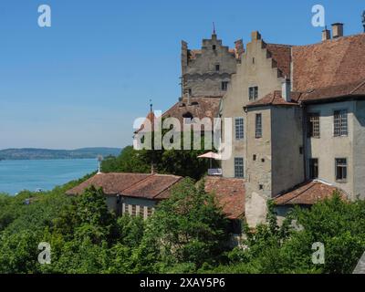 Château sur le bord du lac entouré d'arbres verts et ciel bleu, offre une vue pittoresque au soleil, Meersburg, lac de Constance, Allemagne Banque D'Images