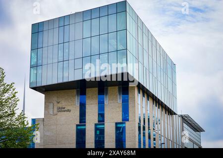 Belfast, Royaume-Uni, le 7 mai 2018. Vue sur la rue des bâtiments du campus de l'université d'Ulster à Belfast après un nouveau développement en 2015. Banque D'Images