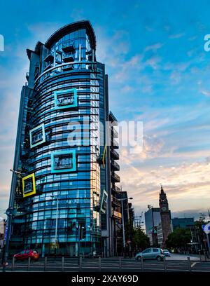 Belfast, Royaume-Uni, 11 août 2020. Bâtiments du centre-ville de Belfast pendant le coucher du soleil. Banque D'Images