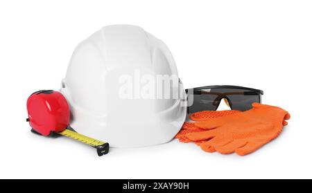 Casque, lunettes, ruban à mesurer et gants de protection isolés sur blanc Banque D'Images