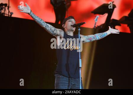 Naples, Italie - 08 juin 2024 : Ultimo se produit en concert au Stadio Diego Armando Maradona à Naples, Italie pour sa tournée 'Stadi 2024' Banque D'Images