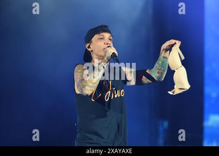 Naples, Italie - 08 juin 2024 : Ultimo se produit en concert au Stadio Diego Armando Maradona à Naples, Italie pour sa tournée 'Stadi 2024' Banque D'Images