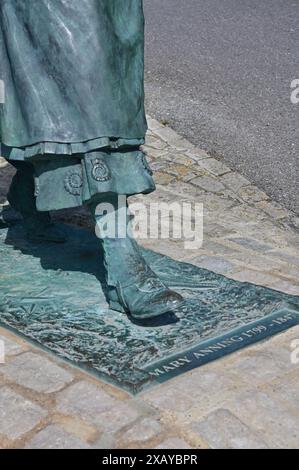 Devon, Royaume-Uni. 09 juin 2024. Mary Anning Rocks Statue considérée comme une attraction touristique dans Lyme Regis East Devon. Pionnier du XIXe siècle dans le domaine du chasseur de fossiles. Crédit photo : Robert Timoney/Alamy Live News Banque D'Images