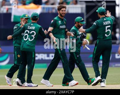 Eisenhower Park, États-Unis. 09 juin 2024. Shaheen Afridi du Pakistan célèbre avec ses coéquipiers le match Inde vs Pakistan dans le groupe A à la Coupe du monde masculine ICC T20 2024 au stade international de cricket du comté de Nassau à Eisenhower Park le dimanche 9 juin 2024 à New York. Les vainqueurs de la Coupe du monde T20 2024 de l'ICC masculin recevront le montant le plus élevé de l'histoire du tournoi. Photo de John Angelillo/UPI crédit : UPI/Alamy Live News Banque D'Images