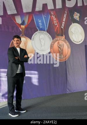 Neuruppin, Allemagne. 09 juin 2024. Football : Championnat d'Europe, Groupe B, Croatie, arrivée au siège de l'équipe, l'entraîneur croate Zlatko Dalic se tient devant une photo des médailles remportées par l'équipe nationale croate après la conférence de presse. Crédit : Sören Stache/dpa/Alamy Live News Banque D'Images