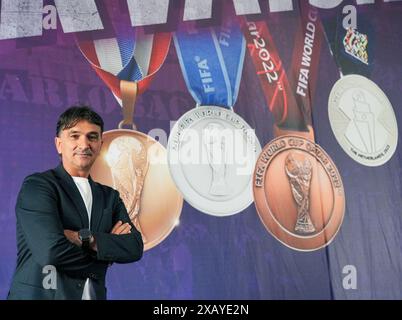 Neuruppin, Allemagne. 09 juin 2024. Football : Championnat d'Europe, Groupe B, Croatie, arrivée au siège de l'équipe, l'entraîneur croate Zlatko Dalic se tient devant une photo des médailles remportées par l'équipe nationale croate après la conférence de presse. Crédit : Sören Stache/dpa/Alamy Live News Banque D'Images