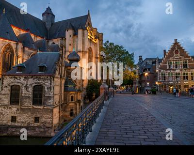 Paysage urbain pittoresque avec des bâtiments historiques illuminés, y compris une église illuminée, Gand, Belgique Banque D'Images