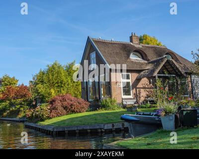 Une maison idyllique sur le canal avec un jardin bien entretenu et des fleurs colorées, Giethoorn, pays-Bas Banque D'Images