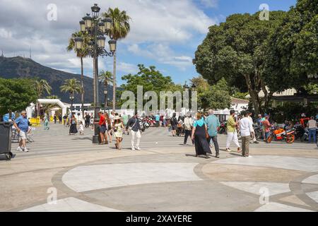 Plaza virgen de la Peña, gens, bar, café, dans le village blanc de Mijas pueblo, Malaga. Costa del sol, Andalousie, Espagne. Banque D'Images