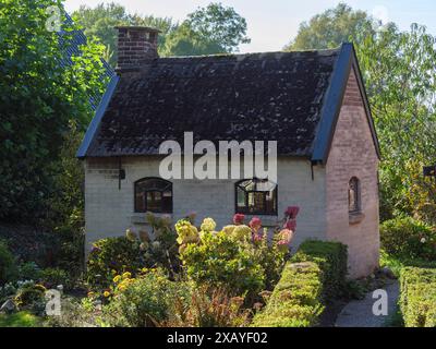 Petite maison rustique avec un joli jardin plein de fleurs colorées et d'arbustes par une journée ensoleillée, giethoorn, pays-Bas Banque D'Images