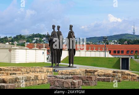 Bratislava, Slovaquie, 23-05-24 Bratislava, Slovaquie, 23-05-24. Statue en bronze des saints Cyrille, méthode et Gorazd. Situé dans le château de Bratislavia Banque D'Images