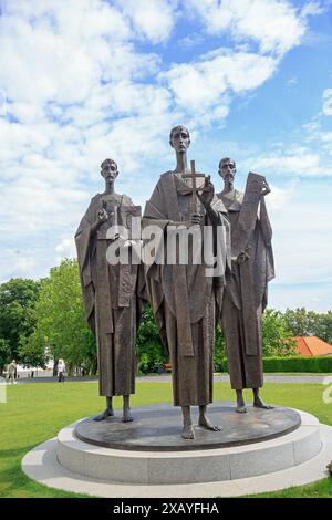 Bratislava, Slovaquie, 23-05-24. Statue de trois Pigrims portant divers dons religieux, située dans le parc du palais de Brataslava. Le château et Banque D'Images