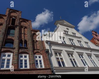 Les façades historiques s'élèvent contre un ciel bleu clair dans un vieux centre-ville, lueneburg, allemagne Banque D'Images